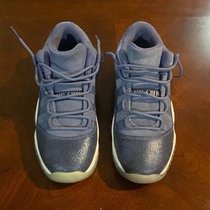 Retro Jordan 11 Lows (Blue Moon)